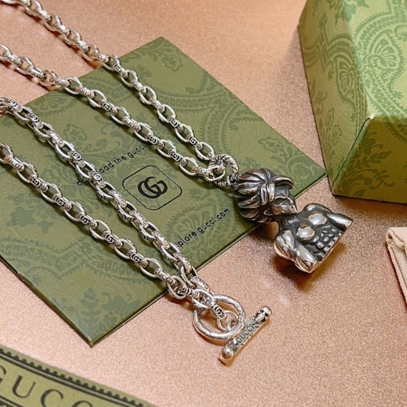 G*u*i necklaces
